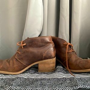 Women Clarks Artisan lace up stacked heel boot. Oiled leather size 9 US